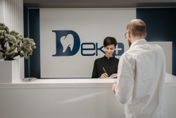[DROIT DU TRAVAIL] Imposer un brushing lisse à une hôtesse d'accueil : discrimination ou non ?